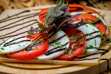 Mozzarella ve domatesli Caprese salatası