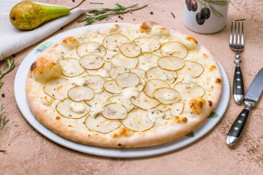 Armut ve Gorgonzola peynirli pizza..