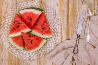 Ahşap arka planda karpuz parçaları