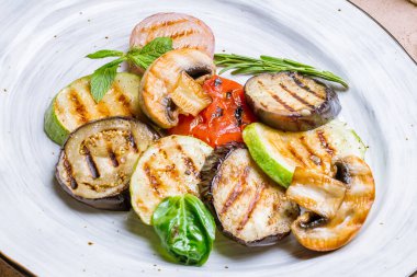 Tabakta ızgara sebzeler