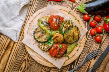 Tabakta ızgara sebzeler