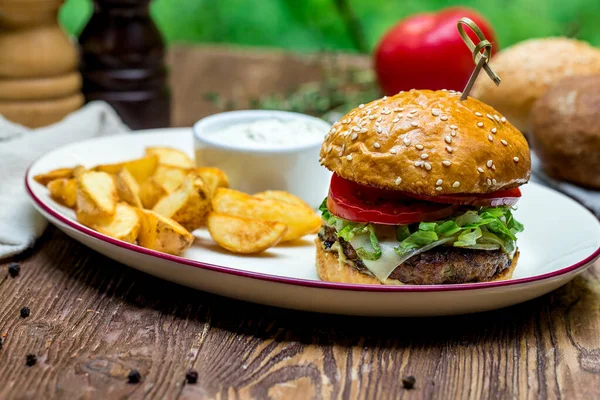 Tradycyjny Amerykański Burger Mięsem Talerzu — Zdjęcie stockowe