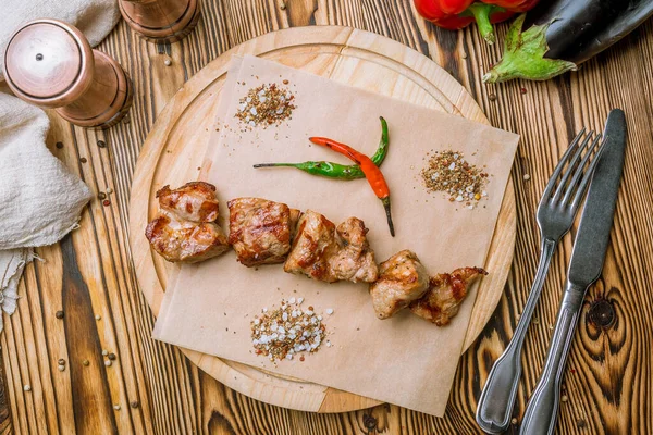Kebab Daging Babi Piring Kayu Dengan Paprika — Stok Foto