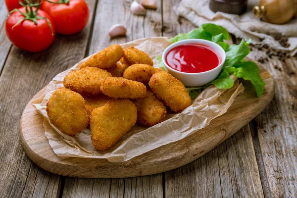 Gebratene Chicken Nuggets Mit Ketchup Auf Dem Brett Auf Holzgrund — Stockfoto