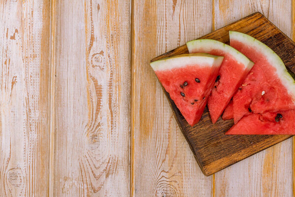 Куски арбуза на деревянном фоне