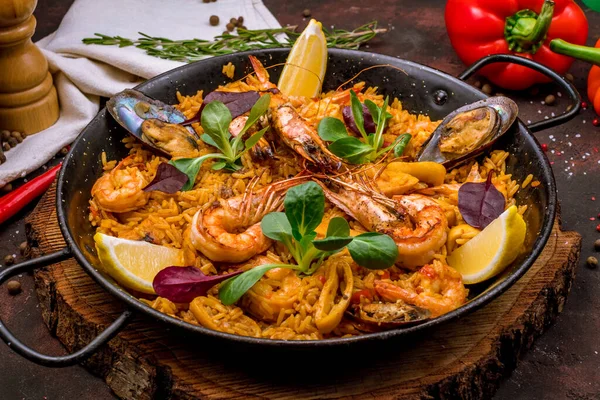 Geleneksel İspanyol paella tavasını deniz ürünleriyle kapatın.