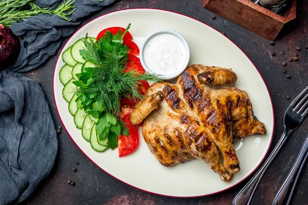 Tembakau Ayam Goreng Dengan Sayuran Segar Dan Saus Piring — Stok Foto