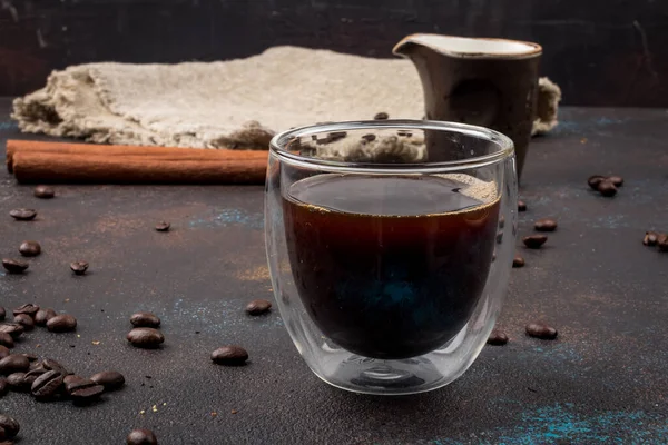 Svart Kaffe Ett Dubbelbottnat Glas — Stockfoto