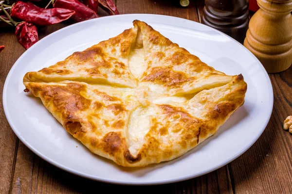 Khachapuri Слоистой Грузинской Кухни — стоковое фото