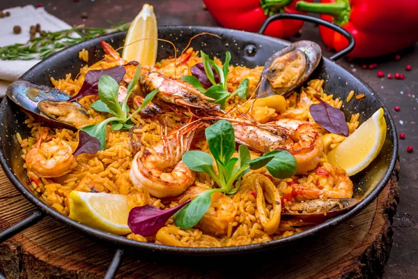 Geleneksel İspanyol paella tavasını deniz ürünleriyle kapatın.