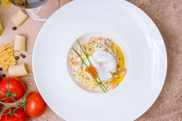 Pasta Con Salmón Huevo Escalfado —  Fotos de Stock