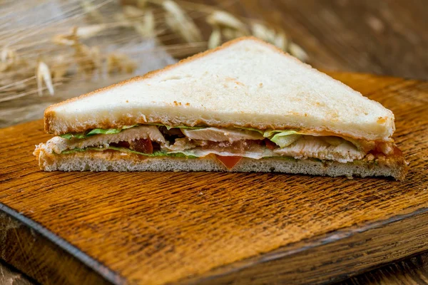 鶏の胸肉と野菜のサンドイッチ — ストック写真