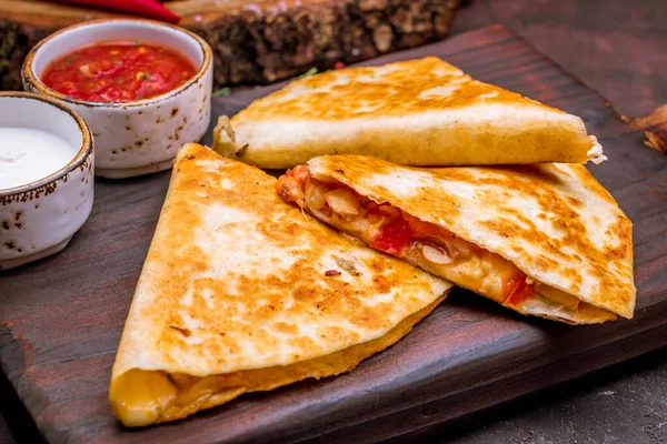 Tavuk ve soslu Quesadilla.