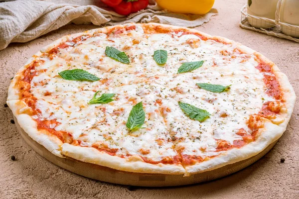 Pizza Tradizionale Margherita Piatto Legno — Foto Stock