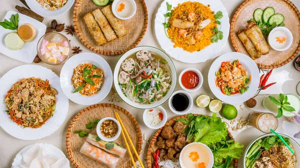 Jantar Asiático Variado Comida Vietnamita Pho Pho Macarrão Rolos Mola — Fotografia de Stock