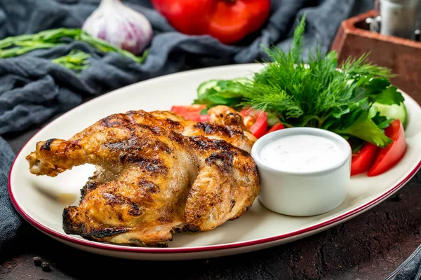 Tembakau Ayam Goreng Dengan Saus Dan Sayuran Segar Piring — Stok Foto