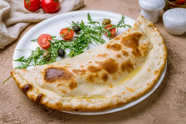 Beyaz Tabakta Kapalı Calzone Pizza — Stok fotoğraf