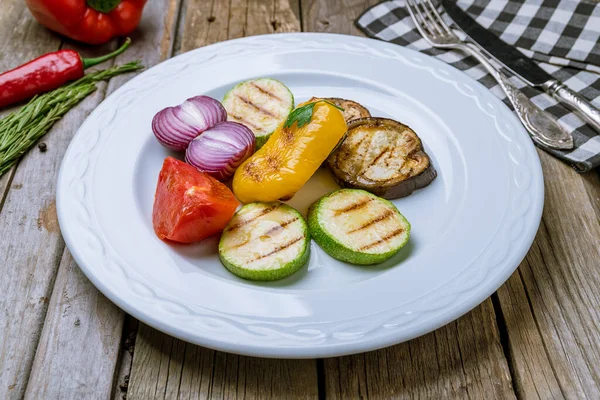 Gegrilltes Gemüse Auf Einem Teller Auf Einem Holztisch — Stockfoto