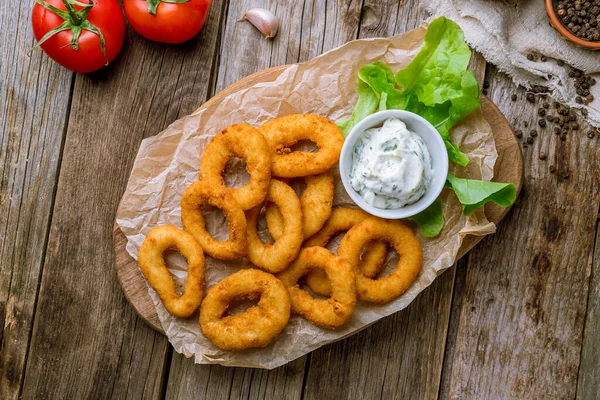 Zwiebelringe Teig Auf Dem Brett Auf Hölzernem Hintergrund — Stockfoto