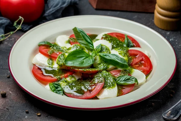 Caprese Salat Mit Mozzarella Und Tomaten — Stockfoto