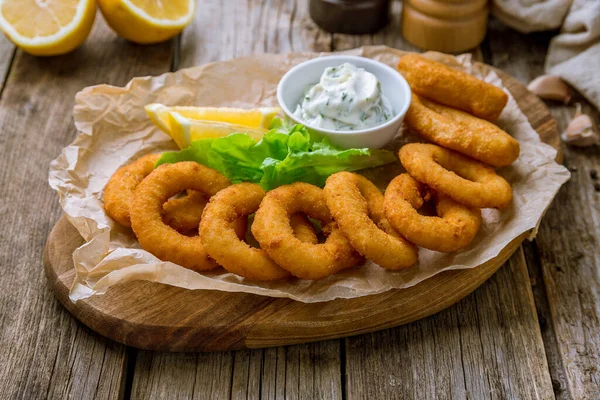 Ringe Blæksprutte Dej Med Sauce Citron Træbaggrund - Stock-foto