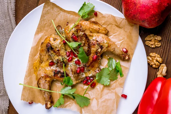 Closeup Goreng Ayam Tembakau Dengan Berry Merah — Stok Foto