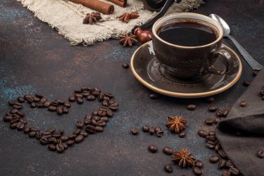 Bir fincan kahve ve kahve çekirdeği.