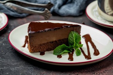 Yakın plan çöl çikolatalı kek dilimi ve tabağında çikolata kreması. 