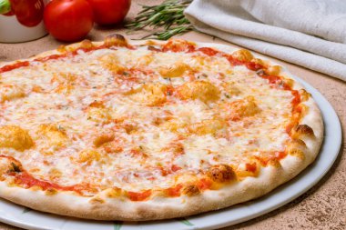 İtalyan geleneksel pizza Margherita tahta tabakta