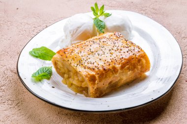 Elmalı turta ve dondurma.