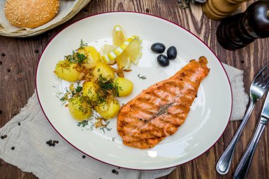 Izgarada somon bifteği