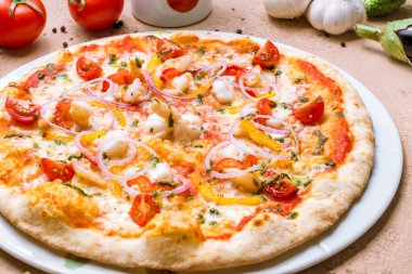 İtalyan pizzası, deniz mahsulü ve mozzarella tabağı.