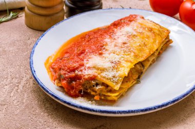 Tabakta lazanya bolonez.