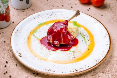 Ördek bacağı tabakta vişne sosuyla konuyor.