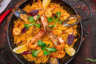 Geleneksel İspanyol paella tavasını deniz ürünleriyle kapatın.