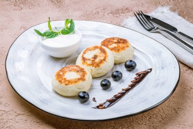 Süzme peynirden peynirli kekler