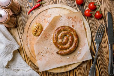 Tahtada kızarmış salyangoz sosisi.