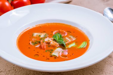 Karidesli domates salatası.