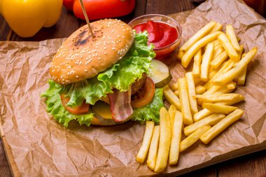 Yakın plan Amerikan Hamurger ve patates kızartması