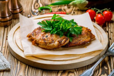 Gemide tavuk kebabı var.