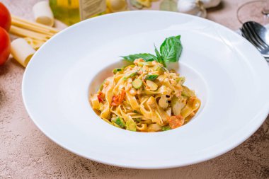 Yengeç etli makarna.