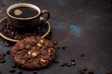 Bir fincan kahve ve çikolatalı kurabiye.