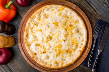 Geleneksel İtalyan pizzası Quattro formaggi