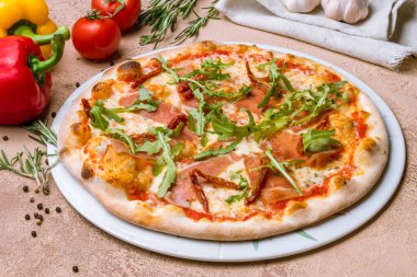 Parma jambonu ve roka ile pizza.