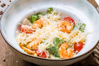 karidesli salata sezarı