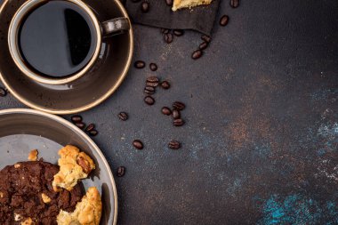 Bir fincan kahve ve çikolatalı kurabiye.