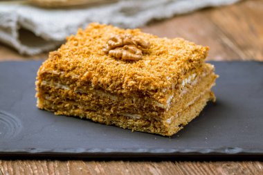 Bir parça ballı kek.