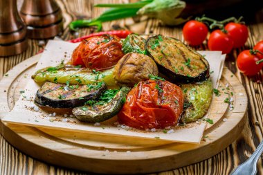 Tabakta ızgara sebzeler