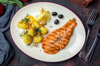 Izgarada somon bifteği