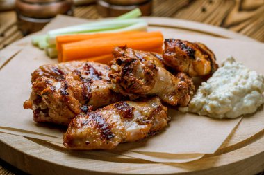 Mavi peynir soslu tavuk kanadı.